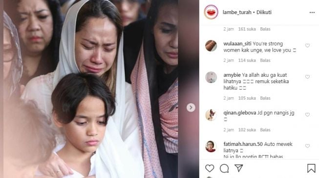 Bunga Citra Lestari dan anaknya, Noah di pemakaman Ashraf Sinclair [Instagram/@lambe_turah]