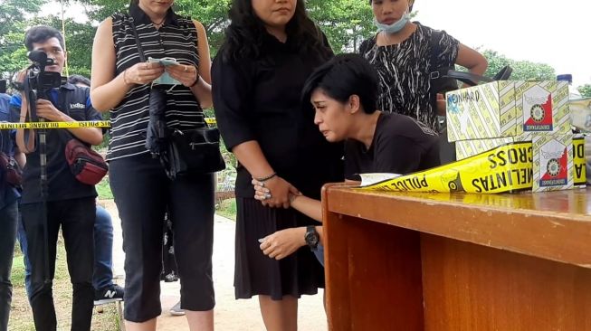 Karen Idol menangis saat makam anaknya dibongkar [Suara.com/Yuliani]