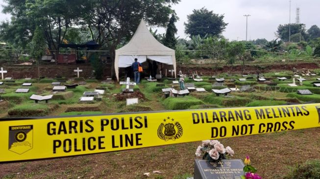 Makam anak Karen Pooroe alias Karen Idol dibongkar [Suara.com/Yuliani]