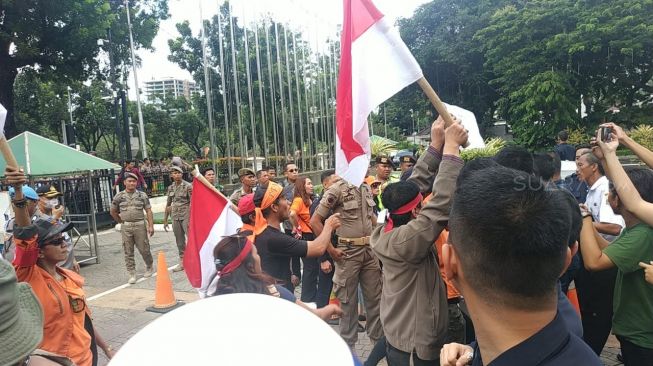 Demo Anies, Massa Jebol Pagar Balai Kota dan Lempar Tomat