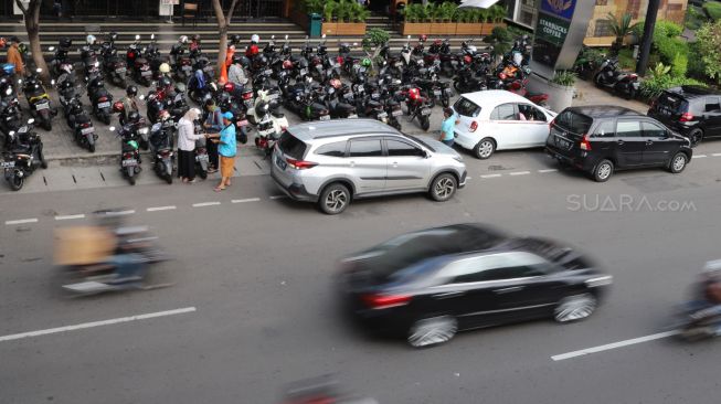 Padatnya kendaraan yang terparkir di Jalan Hayam Wuruk, Jakarta Barat, Rabu (19/02). [Suara.com/Alfian Winanto]
