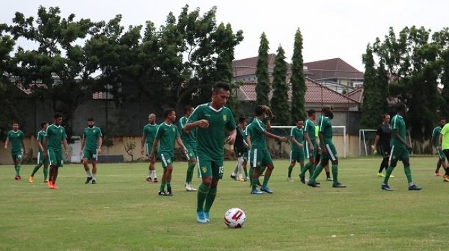 Pemain Persebaya Irfan Jaya mengikuti latihan di lapangan Mapolda Jatim, Rabu (19/2/2020) sore. [Suara.com/Achmad Ali]