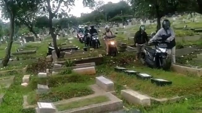 Hindari Kemacetan Jakarta, Pemotor Nekat Lewat TPU Menteng Pulo