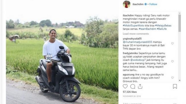 Irfan Bachdim naik motor [screenshot Instagram @ibachdim].