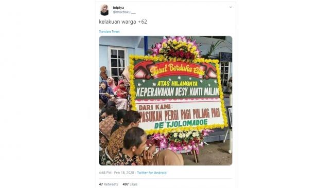 Karangan bunga nyeleneh. [Twitter]