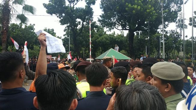 Massa yang tergabung dalam Presidium Gerakan Jaga Indonesia menggelar aksi demonstrasi di depan Balai Kota, Jakarta Pusat. (Suara.com/Fakhri Fuadi)