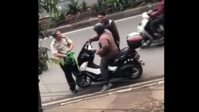 Saat driver ojol berubah menjadi polisi (Twitter/hrsdhy)