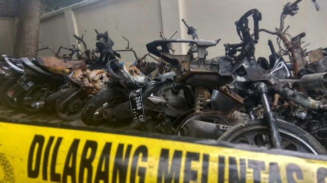 Motor terbakar yang diamankan di Markas Polres Blitar. [Suara.com/Farian]