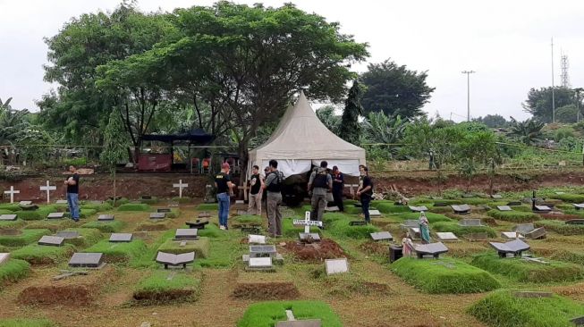 Makam anak Karen Pooroe alias Karen Idol dibongkar [Suara.com/Yuliani]