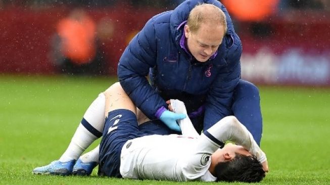 Pemain Tottenham Hotspur Son Heung-min terkapar saat menghadapi Aston Villa di ajang Liga Inggris, 16 Februari 2020. [AFP]