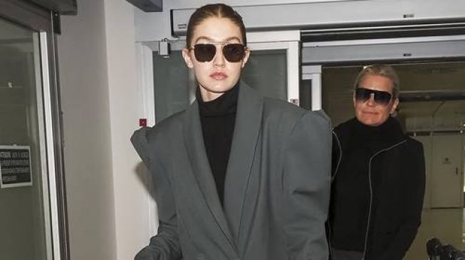 Dipakai Gigi Hadid ke Bandara di Italia, Ini Dia Tren Legging Terbaru Tahun Ini. (Who What Wear)