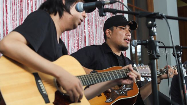 Aksi Band Armada tampil di gelaran 'Music Hook' di kantor Suara.com, Jakarta Selatan, Selasa (18/02) [Suara.com/Alfian Winanto] 