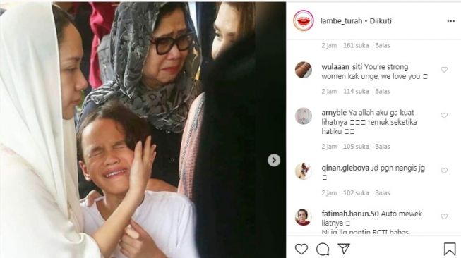 Bunga Citra Lestari dan anaknya, Noah di pemakaman Ashraf Sinclair [Instagram/@lambe_turah]