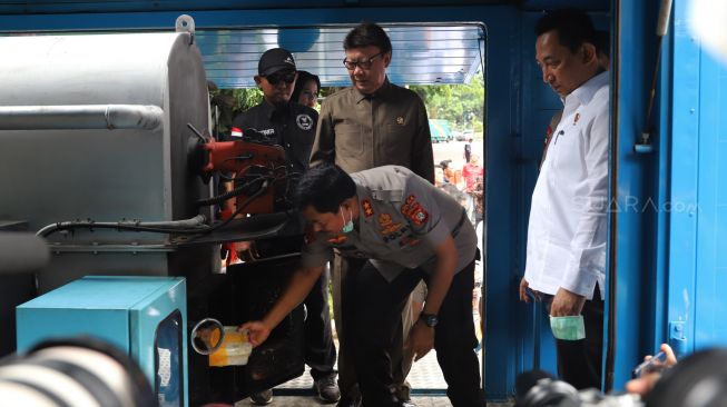 Kapolda Metro jaya Irjen Pol Nana Sudjana bersama Menpan RB Tjahjo Kumolo  menaruh barang bukti narkotika kedalam mesin pemusnah saat giat pemusnahan barang bukti di Polda Metro Jaya, Jakarta Selatan, Rabu (19/02). [Suara.com/Alfian Winanto]
