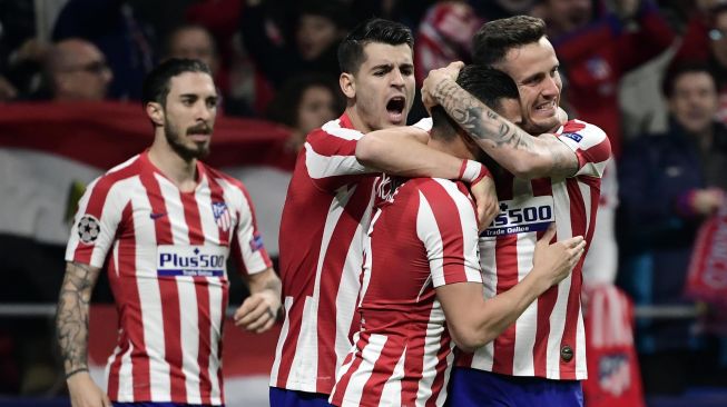 Gelandang Atletico Madrid Saul Niguez merayakan golnya dengan rekan setimnya setelah mencetak gol pembuka ke gawang Liverpool  selama pertandingan sepakbola leg pertama babak 16 besar Liga Champions antara Atletico Madrid melawan Liverpool di stadion Wanda Metropolitano, Madrid, Rabu (19/2) dini hari WIB.   [JAVIER SORIANO / AFP]
