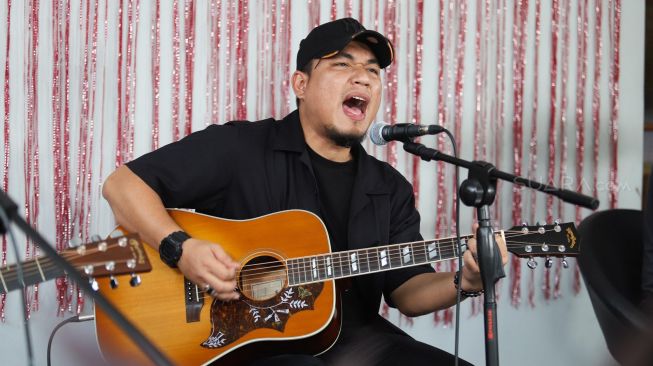 Vokalis Band Armada Rizal  menyanyi dalam gelaran 'Music Hook' di kantor Suara.com, Jakarta Selatan, Selasa (18/02). [Suara.com/Alfian Winanto] 