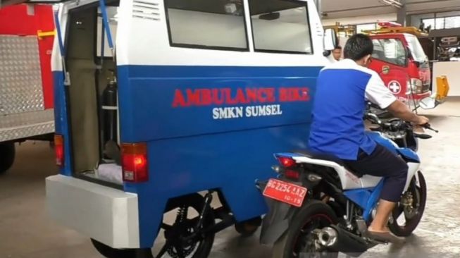 Motor ambulans serupa becak motor, karya para siswa SMKN Sumatera Selatan [ANTARA Foto].