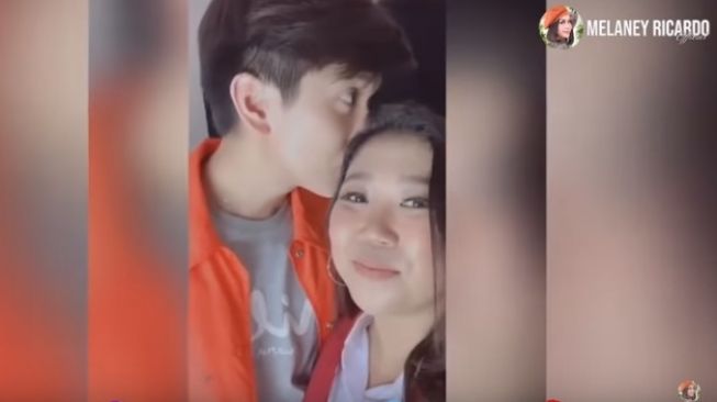 Iqbaal Ramadhan cium Kiky Saputri [YouTube/Melaney Ricardo]