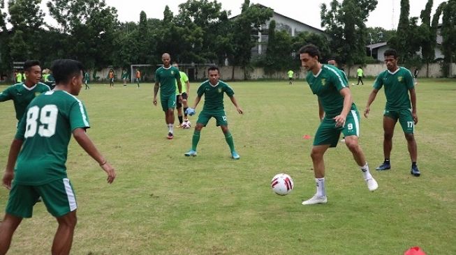 Pemain Persebaya menggelar latihan di lapangan Mapolda Jatim, Rabu (19/2/2020) sore. [Suara.com/Achmad Ali]