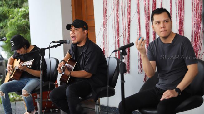 Aksi Band Armada tampil di gelaran 'Music Hook' di kantor Suara.com, Jakarta Selatan, Selasa (18/02) [Suara.com/Alfian Winanto] 