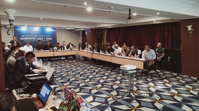 PT Liga Indonesia Baru (LIB) menggelar manajer meeting jelang bergulirnya Liga 1 2020 di Hotel Century, Jakarta, Rabu (19/2/2020) malam. (Suara.com / Adie Prasetyo Nugraha)