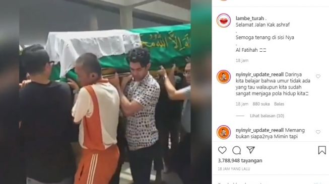 Momen Reza Rahadian gotong keranda jenazah Ashraf Sinclair [Instagram/@lambe_turah]