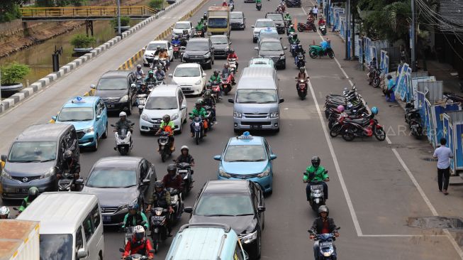 Suasana di Jalan Gajah Mada, Jakarta Barat, Rabu (19/02).   [Suara.com/Alfian Winanto]