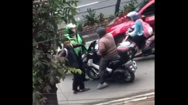 Saat driver ojol berubah menjadi polisi (Twitter/hrsdhy)