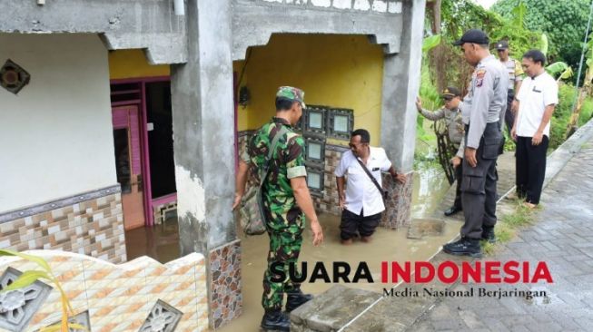 Air Bengawan Solo Naik, Rumah Warga dan Jalan Tergenang