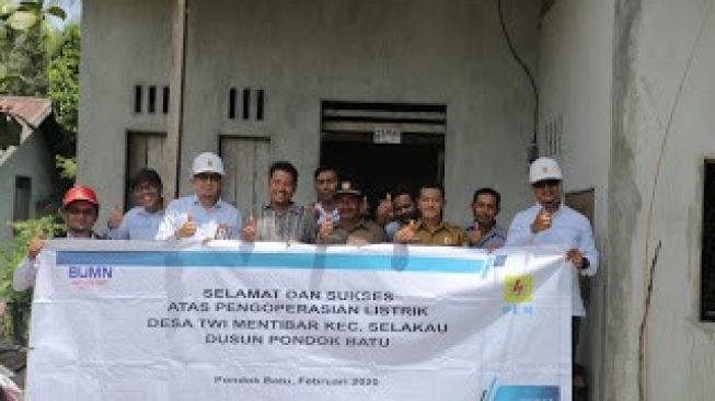 Listrik Menyala, Warga Dusun Pangkalan Tuik Selakau Sambut Penuh Suka Cita