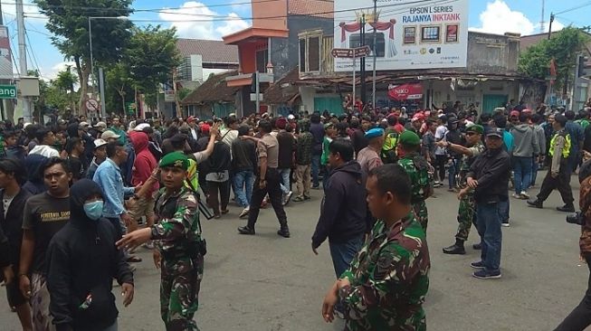 Tawuran antara kelompok Bonekmania dan Aremania di Blitar, Jawa Timur. (Suara.com/Farian).