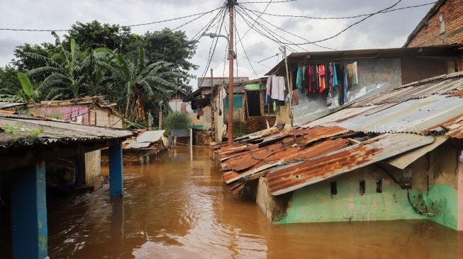 Meski Mulai Surut, Genangan Setinggi 30 Centimeter Masih Ada di Bidara Cina