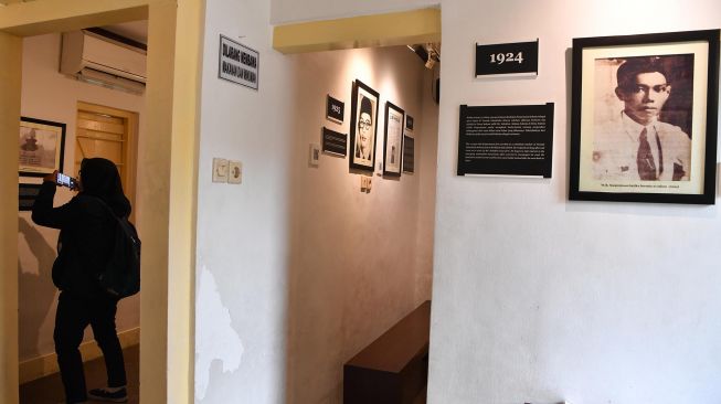 Pengunjung mengamati koleksi yang ada di Museum WR Supratman di Surabaya, Jawa Timur, Rabu (19/2/2020).. ANTARA FOTO/Zabur Karuru