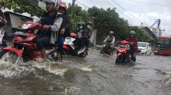 Nekat Terjang Banjir, Puluhan Kendaraan Motor di Semarang Mogok