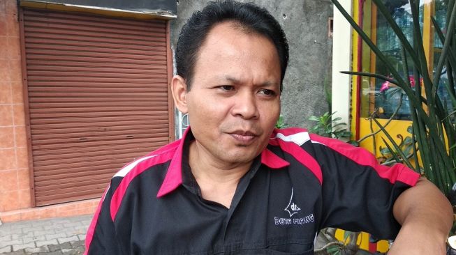 Seorang karyawan rumah makan Padang, Udin memberi keterangan kepada wartawan terkait kasus pencurian di sekitar rumah makan di Jalan Laksda Adisutjipto KM 7, Caturtunggal, Depok, Sleman, Kamis (20/2/2020). - (Suara.com/Muhammad Ilham Baktora)