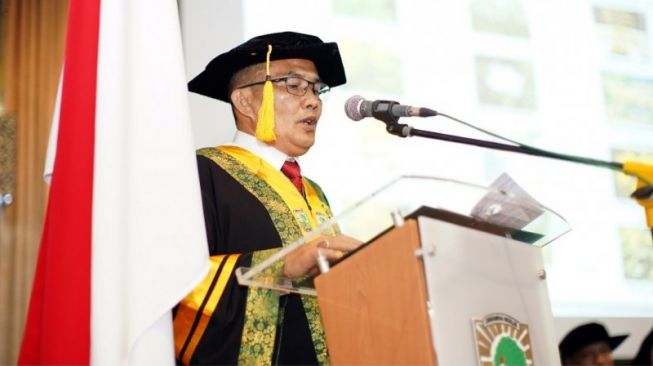 Guru besar Unand Prof. Adlis Santoni pada orasi ilmiah pengukuhan guru besar di Padang, Kamis (20/2/2020). (ANTARA/Ikhwan Wahyudi)