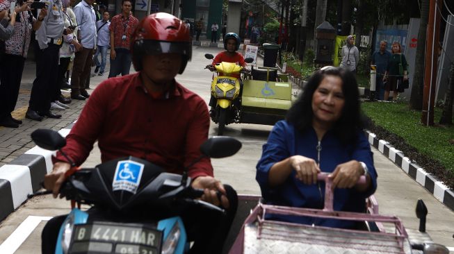 Penyandang disabilitas menaiki kendaraan khusus saat peresmian area parkir khusus kendaraan penyandang disabilitas di Stasiun MRT Lebak Bulus, Jakarta, Kamis (20/2).  [Suara.com/Angga Budhiyanto]