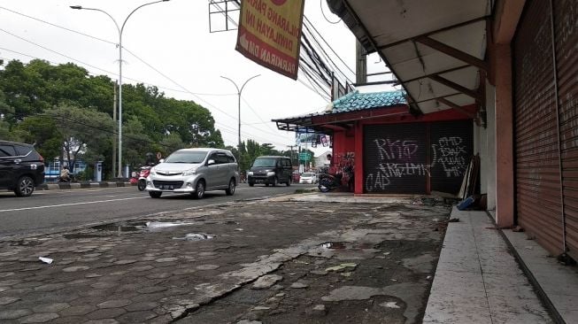 Lokasi pencurian dengan memecahkan kaca mobil seorang pelanggan rumah makan Padang di Jalan Laksda Adisutjipto KM 7, Caturtunggal, Depok, Sleman.. - (Suara.com/Muhammad Ilham Baktora)