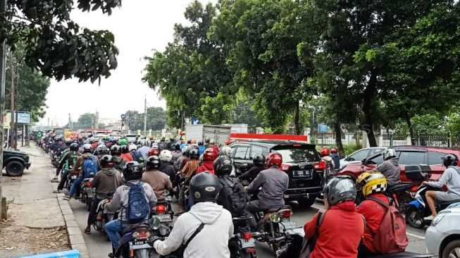 Kemacetan di kawasan Poltangan, Jaksel, karena ada proyek Flyover. (Suara.com/Dwi Bowo Raharjo)