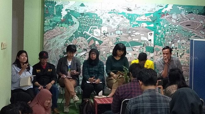 Acara diskusi bertema Bedah Pasal Petaka RUU Cilaka yang digelar di kantor Wahana Lingkungan Hidup (Walhi) Nasional, Jalan Tegal Parang Utara, Mampang Prapatan, Jakarta, Kamis (20/2/2020). (Suara.com/Ummi Hadyah Saleh).