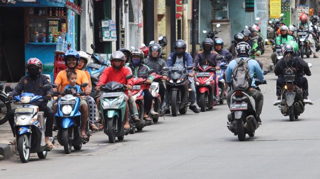 Pemotor melawan arus di Tanjung Barat, Jakarta Selatan, Kamis (20/02). [Suara.com/Alfian Winanto]