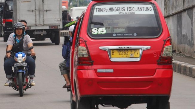 Pemotor lawan arus di Tanjung Barat, Jakarta Selatan, Kamis (20/02). [Suara.com/Alfian Winanto]