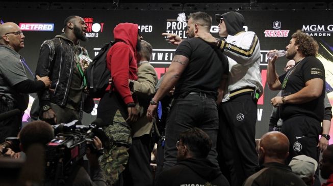 Situasi konferensi pers jelang duel ulang Deontay Wilder dan Tyson Fury berubah chaos di MGM Grand Garden Arena, Las Vegas, Rabu (19/2/2020). [AFP/John Gurzinski]