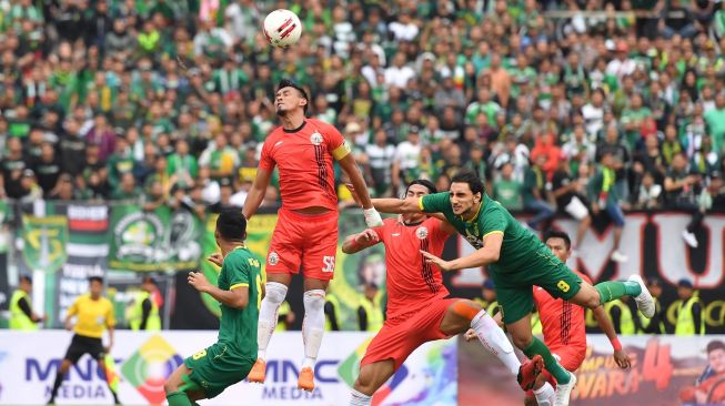 Pesepakbola Persebaya Mahmod Eid (kanan) berebut bola dengan pesepakbola Persija Maman A Rahman (kedua kiri) dalam final Piala Gubernur Jawa Timur di Gelora Delta, Sidoarjo, Jawa Timur, Kamis (20/2/2020). ANTARA FOTO/Zabur Karuru/ama.