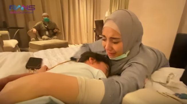 Nagita Slavina menangis berpisah dengan anaknya, Rafathar Malik Ahmad [YouTube/Rans Entertainment]