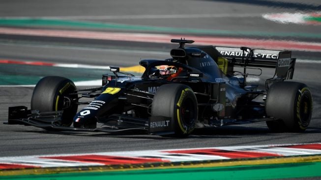 Pebalap Prancis Esteban Ocon saat mengikuti sesi hari pertama tes pramusim Formula 1 (F1) 2020 di Sirkuit Barcelona, Spanyol, Rabu (19/2). [AFP/Lluis Gene]