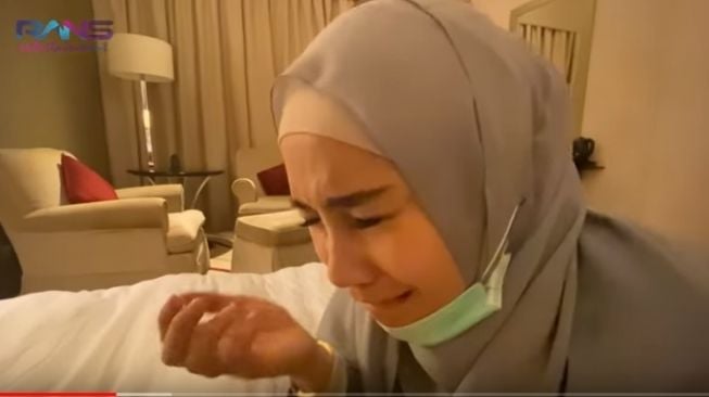 Nagita Slavina menangis berpisah dengan anaknya, Rafathar Malik Ahmad [YouTube/Rans Entertainment]