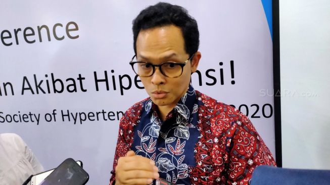 dr Ario Suryo Kuncoro menjelaskan tak ada hubungannya antara GERD dan serangan jantung di Jakarta. (Suara.com/ Frieda)