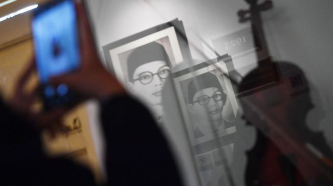 Pengunjung mengambil gambar duplikat biola milik WR Supratman yang dipajang di Museum WR Supratman di Surabaya, Jawa Timur, Rabu (19/2).  [ANTARA FOTO/Zabur Karuru]