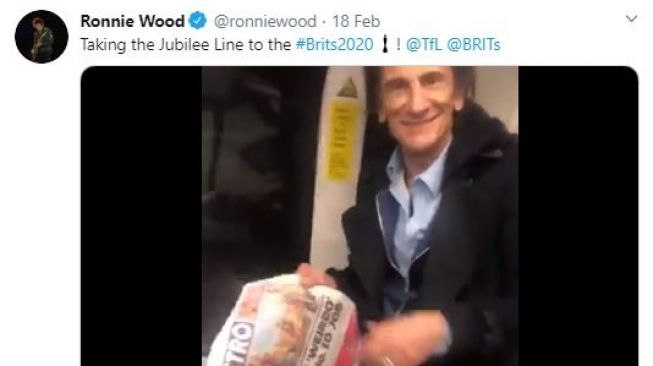 Ronnie Wood naik kereta bawah tanah. (Twitter/@ronniewood)